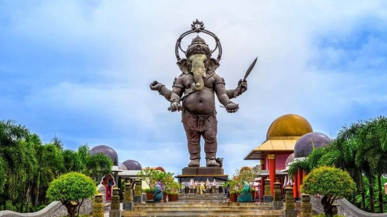 या गणेशमूर्तीच्या पायाजवळ एक मोठा उंदीरही बनवण्यात आला आहे, ज्याच्या हातात मोदक आहेत. ज्या उद्यानात ही मूर्ती आहे ते थायलंडमधील सर्वात प्रसिद्ध उद्यान आहे आणि ते 40 हजार चौरस मीटरमध्ये पसरलेले आहे.