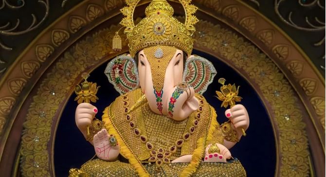 पुण्याचा मानाचा कसबा आणि दगडूशेठ गणपती थाटात विराजमान