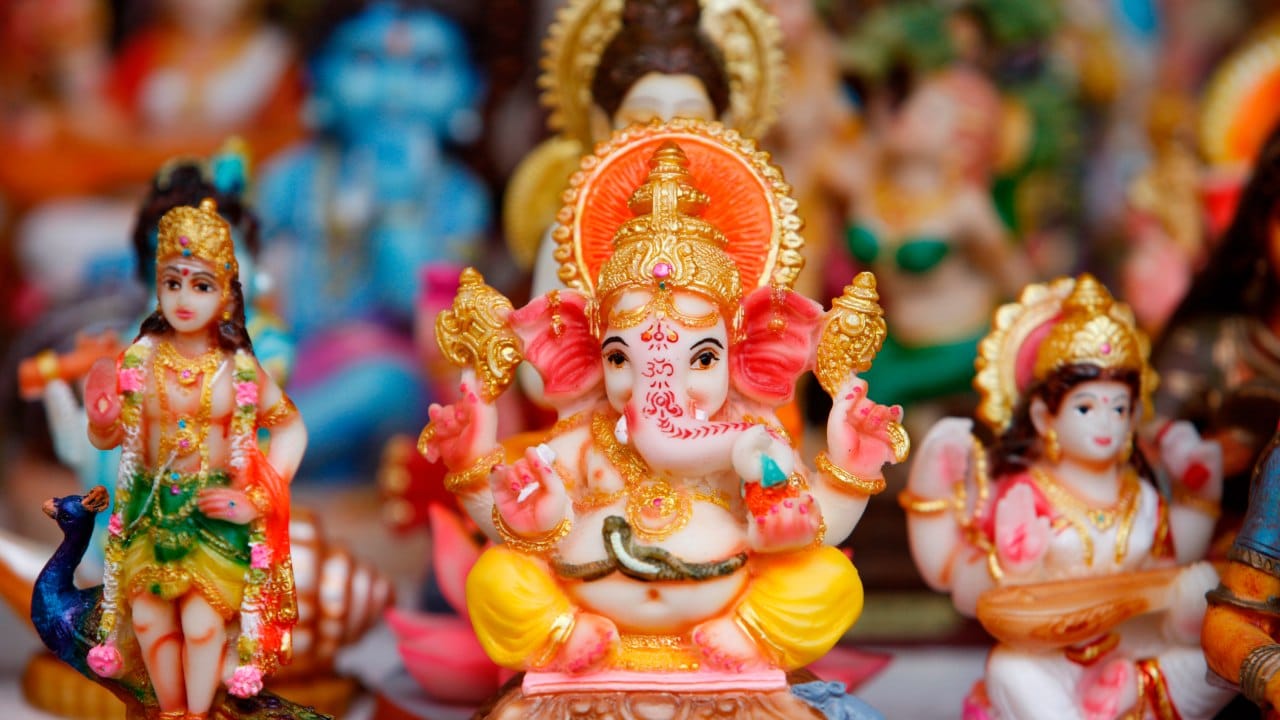 संतोषी माता ही विशेषतः शुक्रवारची देवी मानली जाते. या दिवशी त्यांचे व्रत केल्याने जीवनातील सर्व दु:ख दूर होतात. तसेच घरात सुख-समृद्धी नांदते, असे मानले जाते. या व्रतामध्ये आंबट पदार्थ खाणे पूर्णपणे वर्ज्य असते.