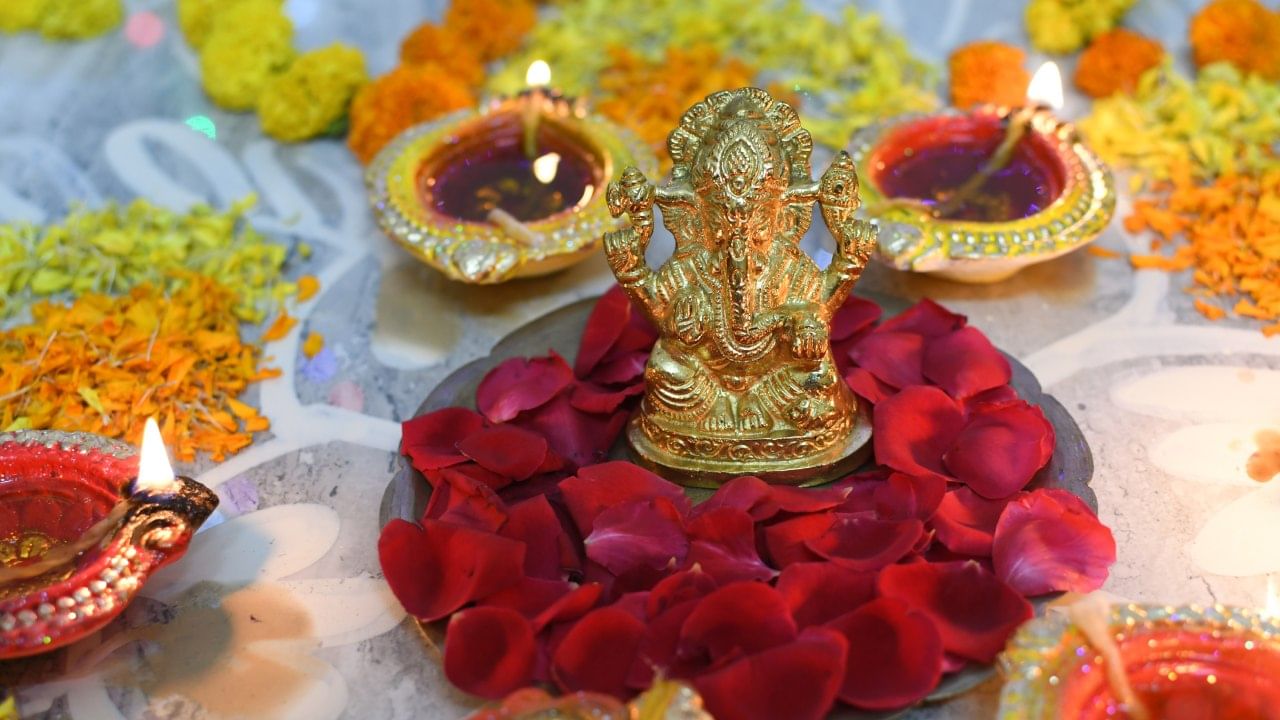 जे भक्त पूर्ण श्रद्धेने संतोषी मातेची पूजा करतात, त्यांना प्रत्येक कामात यश मिळते. घरात शांती, समृद्धी आणि आनंद कायम राहतो. गणपती बाप्पाच्या या लाडक्या मुलीची कथा ही केवळ एक कहाणी नसून, ती आपल्याला जीवनात समाधान आणि आनंदाचे महत्त्व शिकवते.