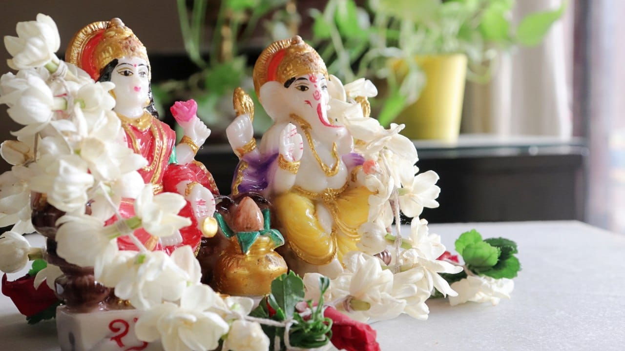 नारदांचे म्हणणे ऐकून गणपतीने आपल्या अद्भुत शक्तीतून एका तेजस्वी कन्येला जन्म दिला. तिचे नाव ठेवण्यात आले 'संतोषी'. तिच्या नावाप्रमाणेच, ती आपल्या भक्तांना सुख, समाधान आणि संतोष देईल, असे गणपती बाप्पाने सांगितले.