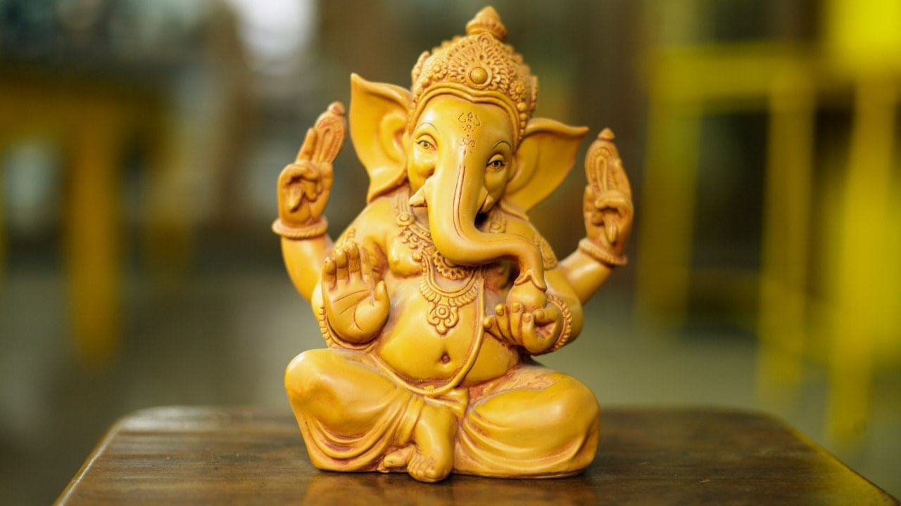 एका अनोख्या कथेनुसार गणपती बाप्पांना एक लाडकी कन्या आहे. संतोषी माता असे तिचे नाव आहे. गणपती बाप्पाच्या मुलीची ही कथा जुन्या धार्मिक ग्रंथांमध्ये थेट आढळत नाही, पण ती लोकांच्या मनात आणि परंपरेत रुजलेली एक हृदयस्पर्शी कहाणी आहे.