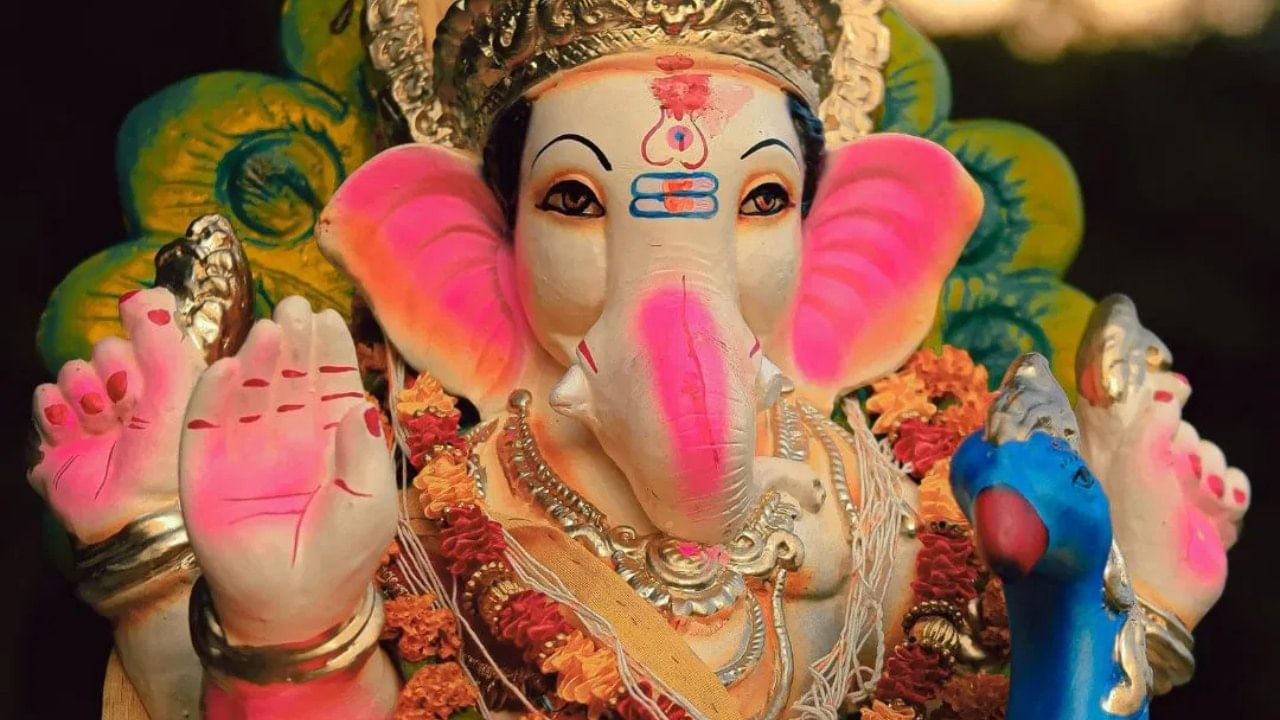  गणेशोत्सवाला अवघे काही तास शिल्लक आहेत. गणपती बाप्पा मोरया, मंगलमूर्ती मोरया हा जयघोष आपल्याला पाहायला मिळणार आहे. विघ्नहर्ता, बुद्धीची देवता आणि सर्व देवांमध्ये गणपती बाप्पा हा प्रथम पूजनीय मानतो, त्यांच्याबद्दल अनेक कथा प्रचलित आहेत.