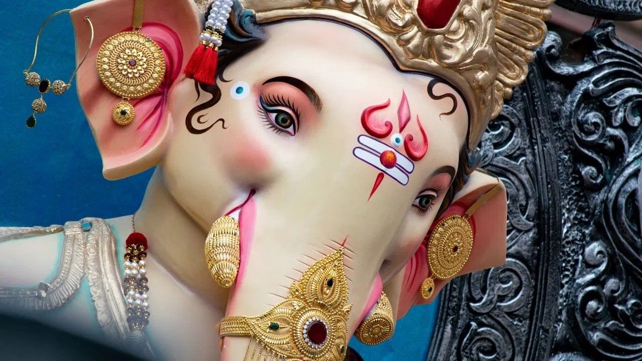 राज्यात सर्वत्र गणपती बाप्पााच्या आगमनाने उत्साह संचारलेला आहे. आपण सर्वांचे लाडके विघ्नहर्ता आणि बुद्धीची देवता श्री गणेशांच्या अद्भुत कथांचा अनुभव घेतो. हिंदू धर्मात गणेशजींना प्रथम पूजनीय मानले जाते आणि त्यांच्याविषयी अनेक धार्मिक मान्यता प्रचलित आहेत.