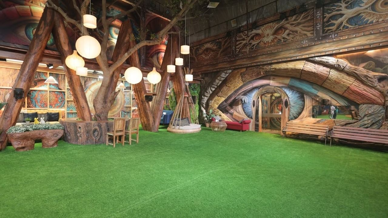 गार्डन एरिया - बिग बॉसच्या घरात गार्डन एरिया एका मोकळ्या मैदानाप्रमाणे डिझाईन करण्यात आला आहे. यंदाच्या वर्षी जीमसाठी कमी जागा देण्यात आली आहे. यावरून असा संदेश मिळतो की या खेळात टिकून राहण्यासाठी रणनीतीसोबतच स्टॅमिना देखील अत्यंत महत्त्वाचा आहे.