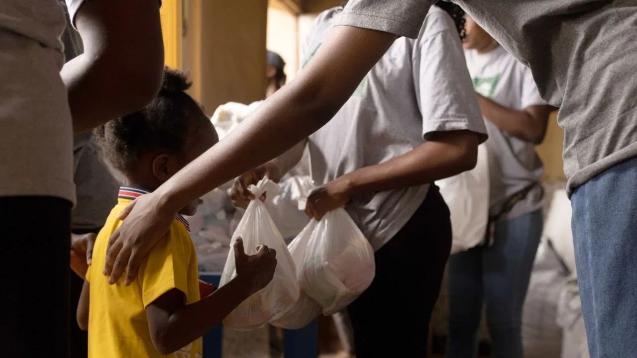 जी व्यक्ती आपल्या क्षमतेनुसार नियमितपणे देण्याची सवय लावतो, त्याच्या आयुष्यात येणाऱ्या अडचणी हळूहळू नाहीशा होतात आणि मार्ग सोपा होतो. शिवाय आयुष्यात आनंद देखील राहतो. 