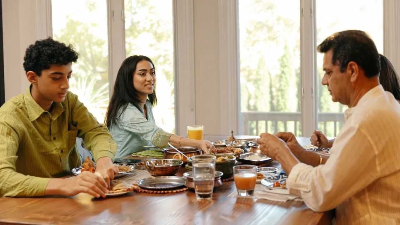 अन्न खाण्यापूर्वी देवाला अन्नाचा काही भाग अर्पण करणं सर्वोत्तम मानलं  जातं. तसेच, गरीब आणि गरजूंना अन्न वाटणं हे धार्मिक आणि मानवी कर्तव्य मानलं जातं जेणेकरून ते उपाशी राहू नयेत. 