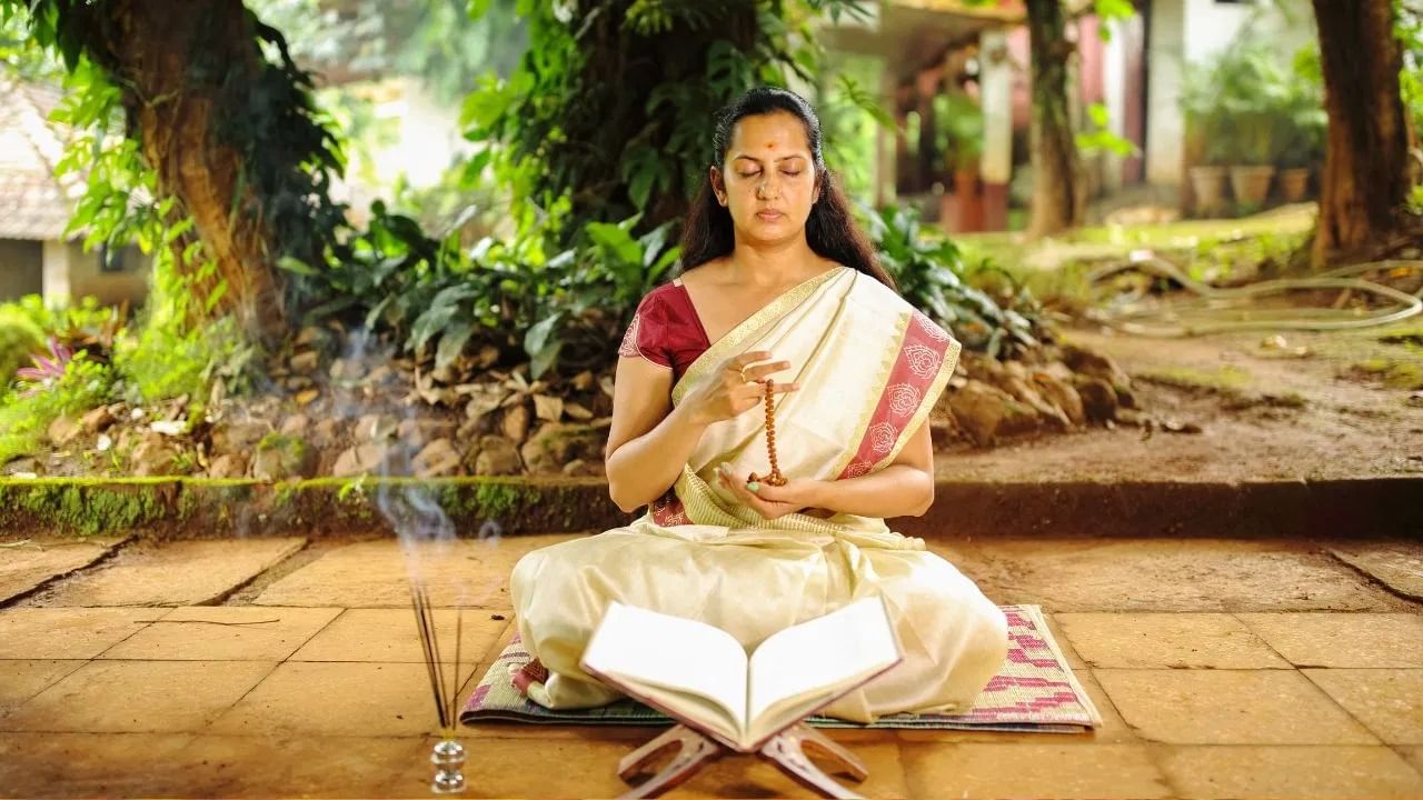 सकाळी उठल्यानंतर देवाचं स्मरण करून दिवसाची सुरुवात करणं सर्वोत्तम मानलं जातं. जी व्यक्ती दररोज नियमितपणे प्रार्थना आणि उपासना करते त्या व्यक्तीला आयुष्यात नेहमीच दैवी कृपेचा आनंद मिळतो. 