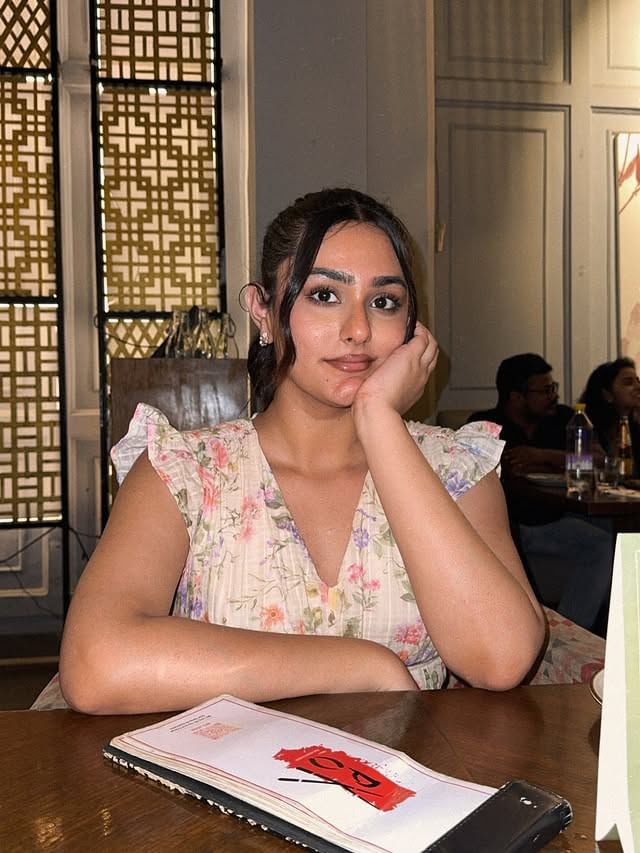 अगोदर तिला दाढी-मिशा होत्या. नंतर मात्र तिच्या शरीरात बदल व्हायला लागले आणि आपण मुलगा नसल्याचे तिला समजू लागले. ती शाळेत खूप हुशार होती. तिला गायन, नृत्य, खेळ आवाडायचा. पण प्रत्येक ठिकाणी तिची थट्टा करण्यात आली. 