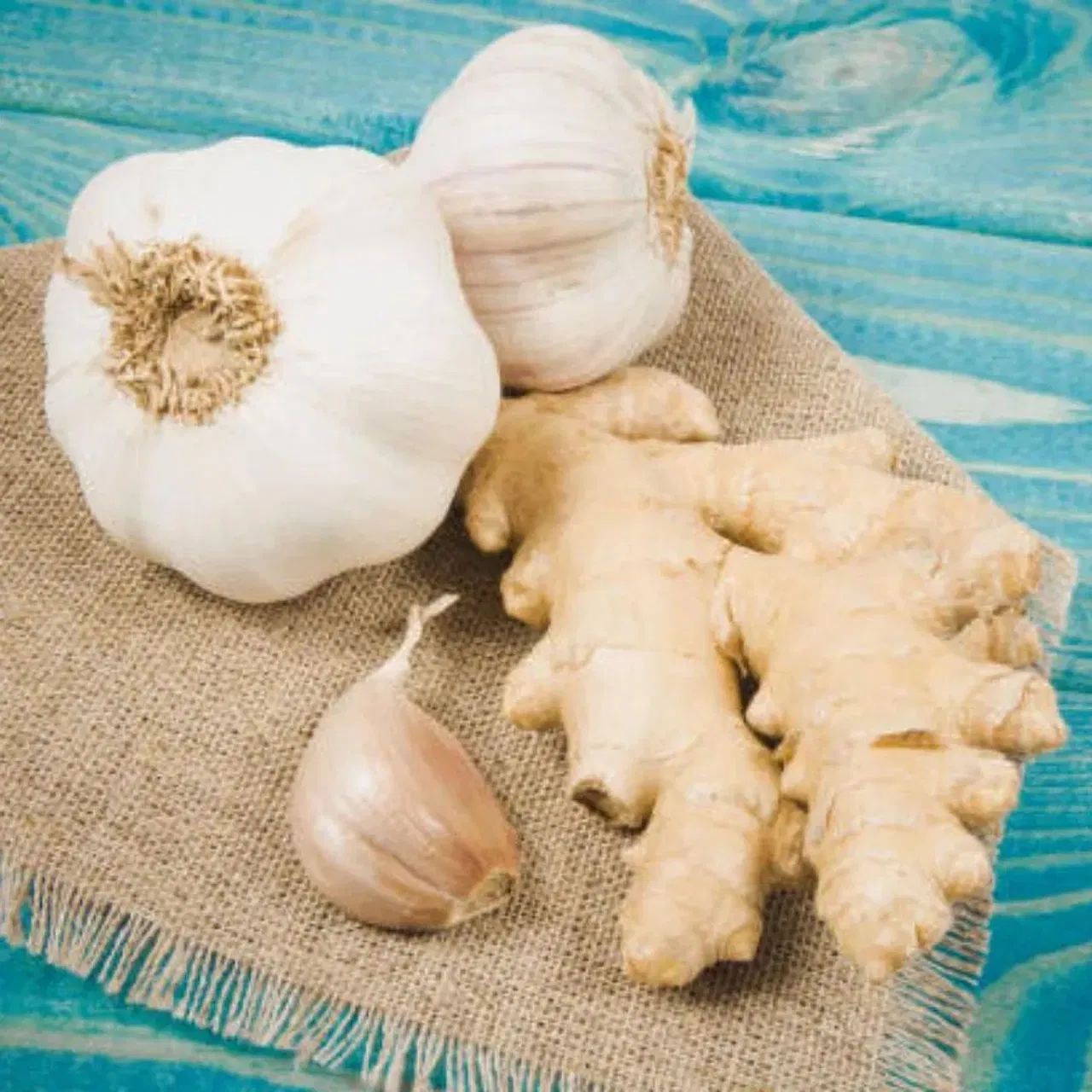 उच्च कोलेस्ट्रॉल हे अनुवांशिक असू शकते, परंतु ते सामान्यतः विचित्र जीवनशैलीमुळेही होऊ शकते. ज्यामुळे ते उपचारयोग्य आणि प्रतिबंधित करता येते. आलं आणि लसूण हे निरोगी पर्यायांपैकी एक आहेत जे तुम्ही निवडू शकता.