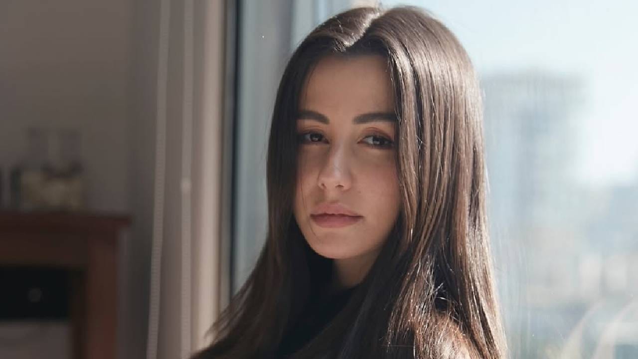 'हिनेसुद्धा कॉस्मेटिक सर्जरी केली का', असा प्रश्न एकाने विचारला आहे. तर 'नैसर्गिक सौंदर्याची वाट लावली' असं दुसऱ्याने म्हटलंय. जॉर्जियाने लिप फिलर्स आणि आयब्रो टॅटू केल्याचा अंदाज काहींनी वर्तवला आहे. तर तिने बोटॉक्स करून चेहरा बदलल्याचंही काहींनी म्हटलं आहे.