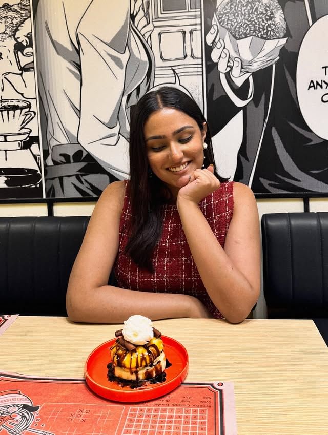 इल्ला सध्या दिल्लीत राहते. तिचे शिक्षणही दिल्लीतच झालेले आहे. तिचा जन्म झाला तेव्हा ती मुलाच्या स्वरुपात होती. घरच्यांनाही वाटले की ती मुलगाच आहे. मात्र ती जशी-जशी मोठी होऊ लागली तसे तसे तिच्यात मुलीसारखे बदल होऊ लागले. 