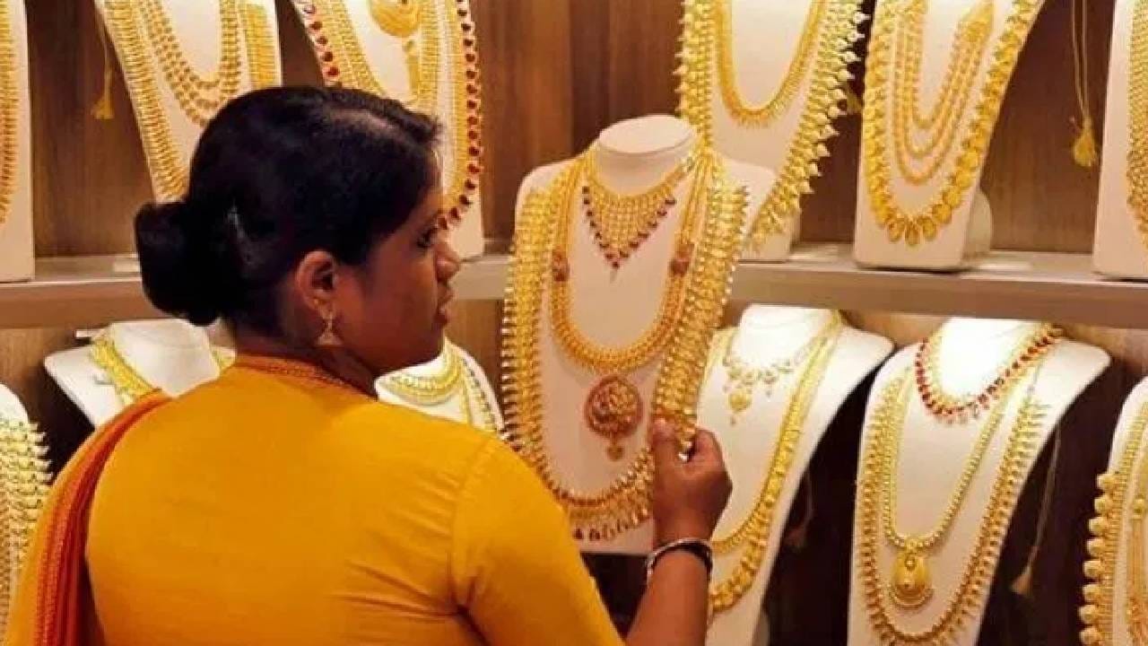 सोने आणि चांदीचे दागिने खूप महाग असतात, म्हणून जेव्हाही तुम्ही दागिने खरेदी कराल तेव्हा नेहमीच पावती किंवा योग्य बिल घेतलं पाहिजे. यामुळे तुम्हाला दागिने खरेदी केल्याची अधिकृत नोंद मिळेल. जर विक्रेत्याने तुमची फसवणूक केली असेल तर तुम्ही कायदेशीर कारवाई देखील करू शकता. ( डिस्क्लेमर : या आर्टिकलमध्ये देण्यात आलेली माहिती व उपाय हे उपलब्ध स्रोतावरून देण्यात आलेले आहेत. याच्या तथ्यांबद्दल आम्ही कुठलाही दावा करीत नाही. आमचा याला दुजोरा नाही. ते अवलंबण्यापूर्वी तज्ज्ञांचा सल्ला जरूर घ्यावा.)