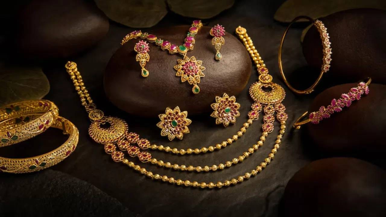 खरं सोने आणि चांदी ओळखण्याचा सर्वात सोपा आणि सोपा मार्ग म्हणजे हॉलमार्क तपासणे, सोने आणि चांदीच्या दागिन्यांवर हॉलमार्कला खूप महत्त्व आहे. हे हॉलमार्क तुम्हाला कोणत्याही दागिन्यांवर किंवा भांड्यांवर दिसेल. जर हॉलमार्क नसेल तर ते दागिने बनावट असू शकतात. हॉलमार्क पाहण्यासाठी त्यावर लहान संख्या किंवा अक्षरे असू शकतात, जी काळजीपूर्वक तपासावी लागतील.