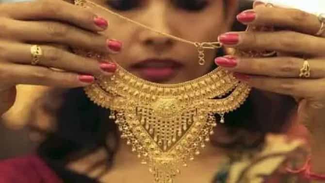 सूट-बूट घालून आला, पत्नीच्या वाढदिवसाचा बहाणा केला, 10 लाखांचा हार घेतला आणि मग...; डोंबिवलीतील घटनेने पोलिसही चक्रावले