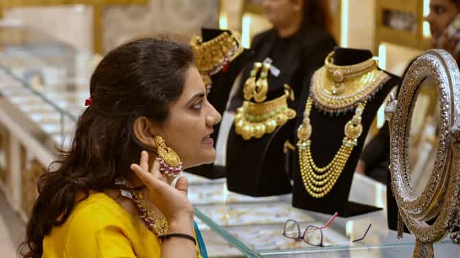Gold Rate Forecast : वाढता वाढता वाढे.. सोनेप्रेमींसाठी धक्कादायक बातमी ! अडीच लाखांपर्यत वाढणार किंमत?