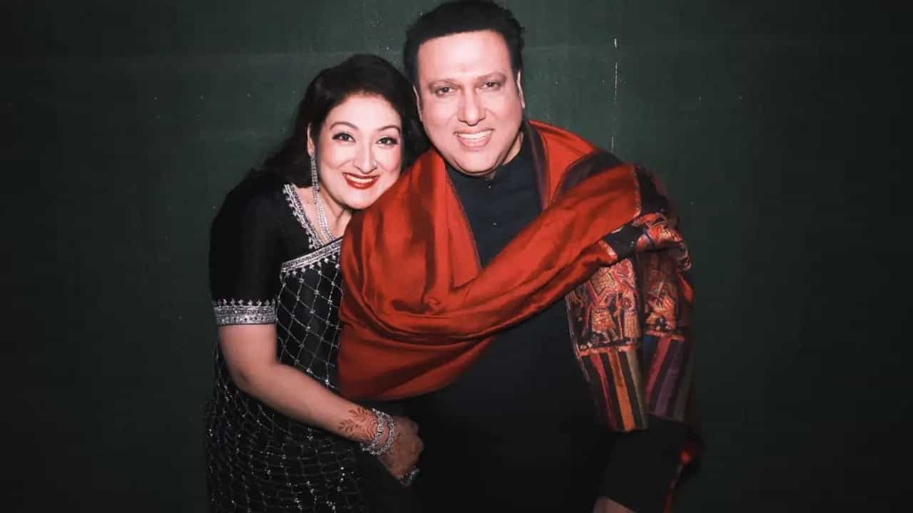 अभिनेता गोविंदा आणि सुनीता यांच्या घटस्फोटाच्या चर्चा सुरु असल्यामुळे चाहत्यांना देखील मोठा धक्का बसला आहे. वयाच्या 15 व्या वर्षापासून सुनीता, गोविंदासोबत आहे. दोघे एकमेकांवर प्रचंड प्रेम करतात. असं सुनीता हिने एका मुलाखतीत सांगितलं होतं.