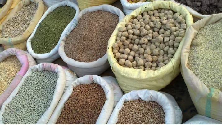 या शिवाय भारत पोलाद, इस्पात, अन्नधान्य उदा. गहू, तांदुळ, मक्का, बाजरी देखील निर्यात करतो. तसेच मांसा आधारित उत्पादने, डेअरी उप्तादनांची निर्यात भारत करतो.