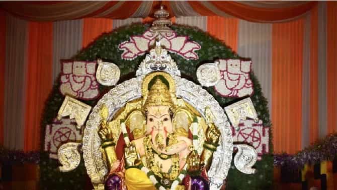 बाप्पाच नाही, पुजारी, स्वयंसेवक, स्वयंपाकी आणि सुरक्षा रक्षकांचाही विमा... भूकंपापासून ते... काय काय कव्हर? गणेश मंडळाचं अनोखं पाऊल