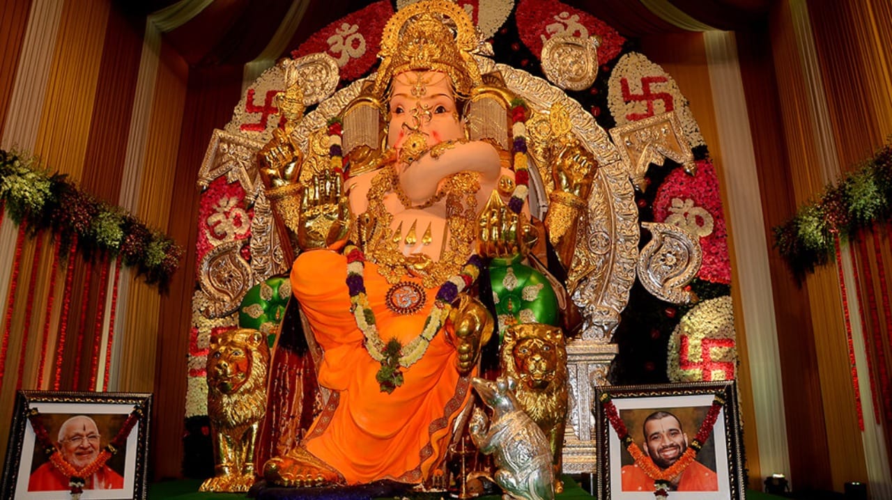 मात्र, यंदा सोन्या-चांदीच्या वाढलेल्या किमतींमुळे आणि उत्सव व्यवस्थापनात सहभागी होणाऱ्या लोकांची संख्या वाढल्यामुळे ही विम्याची रक्कम वाढवण्यात आली आहे.
न्यू इंडिया अॅश्युरन्स कंपनीतर्फे हा विमा उतरवण्यात आला आहे. ही विमा पॉलिसी केवळ गणपतीच्या मूर्तीसाठी नसून, ती अनेक महत्त्वाच्या बाबींसाठी काढण्यात आली आहे.