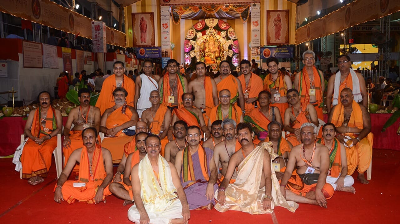 देशातील सर्वात प्रतिष्ठित आणि श्रीमंत गणपती मंडळांपैकी एक म्हणून जीएसबी सेवा मंडळाला ओळखले जाते. जीएसबी सेवा मंडळाने यंदा गणपती बाप्पाासाठी विक्रमी विमा घेऊन सर्वांचे लक्ष वेधले आहे.