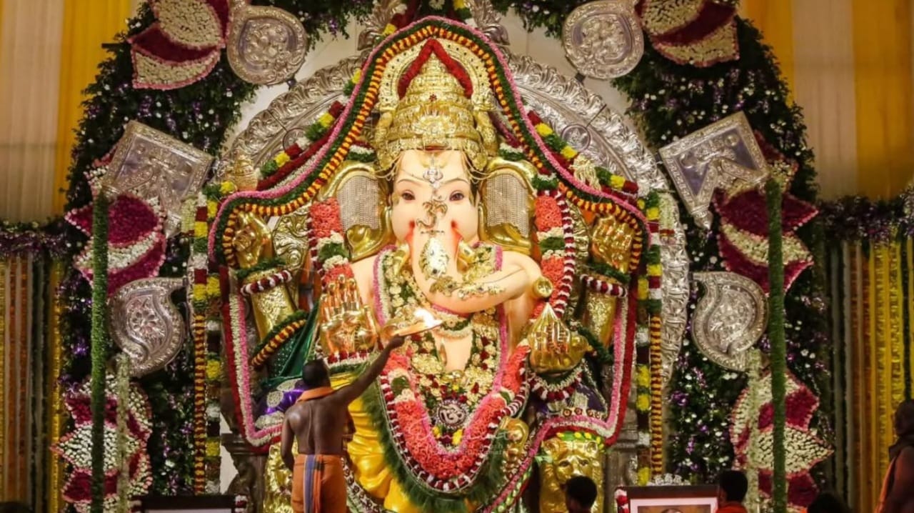 सध्या महाराष्ट्रात सर्वत्रच गणपतीचा उत्साह पाहायला मिळत आहे. मुंबईसह अनेक ठिकाणी गणपती बाप्पाचे मोठ्या थाटामाटात जल्लोषात आगमन सोहळा पार पडताना दिसत आहे. तर दुसरीकडे घरोघरी बाप्पााच्या स्वागताची, डेकोरेशनची तयारी सुरु आहे. सध्या मुंबईत अनेक ठिकाणी भव्य मंडप उभारले जात आहेत.