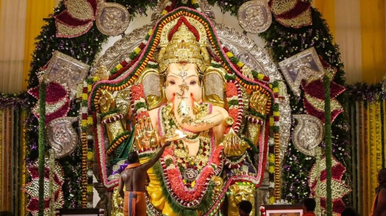 सध्या महाराष्ट्रात सर्वत्रच गणपतीचा उत्साह पाहायला मिळत आहे. मुंबईसह अनेक ठिकाणी गणपती बाप्पाचे मोठ्या थाटामाटात जल्लोषात आगमन सोहळा पार पडताना दिसत आहे. तर दुसरीकडे घरोघरी बाप्पााच्या स्वागताची, डेकोरेशनची तयारी सुरु आहे. सध्या मुंबईत अनेक ठिकाणी भव्य मंडप उभारले जात आहेत.