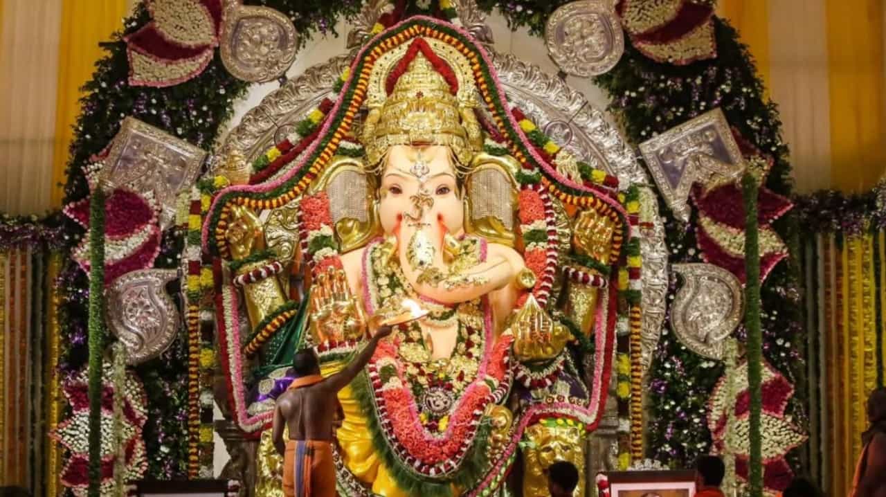 सध्या महाराष्ट्रात सर्वत्रच गणपतीचा उत्साह पाहायला मिळत आहे. मुंबईसह अनेक ठिकाणी गणपती बाप्पाचे मोठ्या थाटामाटात जल्लोषात आगमन सोहळा पार पडताना दिसत आहे. तर दुसरीकडे घरोघरी बाप्पााच्या स्वागताची, डेकोरेशनची तयारी सुरु आहे. सध्या मुंबईत अनेक ठिकाणी भव्य मंडप उभारले जात आहेत.