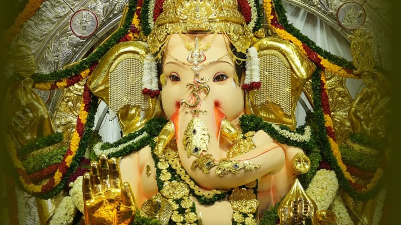 या विम्याचा सर्वात मोठा वाटा ३७५ कोटी रुपये इतका आहे. हा विमा उत्सवादरम्यान काम करणारे स्वयंसेवक, पुजारी, स्वयंपाकी, सेवक आणि सुरक्षा रक्षक यांच्यासाठी काढण्यात आला आहे.