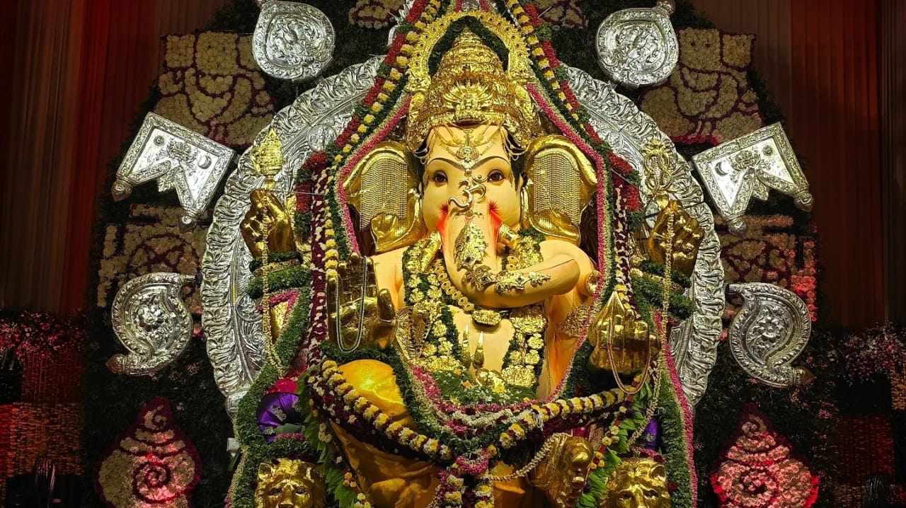 हा गणपती बाप्पा माटुंग्यातील किंग्ज सर्कलमध्ये स्थापन केला जातो. या गणपतीसाठी यंदा मंडळाने तब्बल ४७४.४६ कोटी रुपयांचे विमा संरक्षण काढले आहे. गेल्यावर्षी याच मंडळाने ४०० कोटी रुपयांचा विमा घेऊन एक विक्रम केला होता.