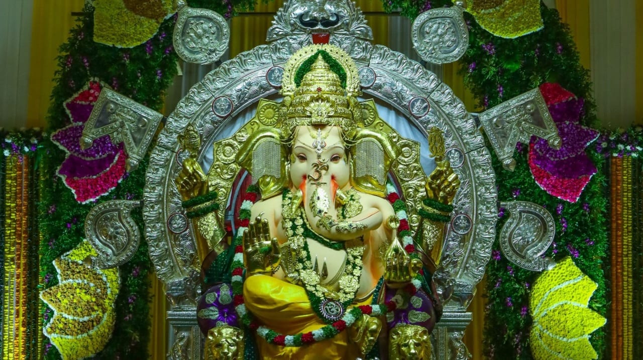 मुंबईचा 'तिरुपती' गणपती म्हणून ओळखला जाणारा हा गणपती केवळ ५ दिवसांसाठी असतो, पण या कालावधीत तो लाखो भाविकांना या गणपतीचे दर्शन घेतात. जीएसबी मंडळाने बाप्पाच्या आणि भाविकांच्या सुरक्षिततेसाठी उचललेलं हे पाऊल नक्कीच कौतुकास्पद आहे.