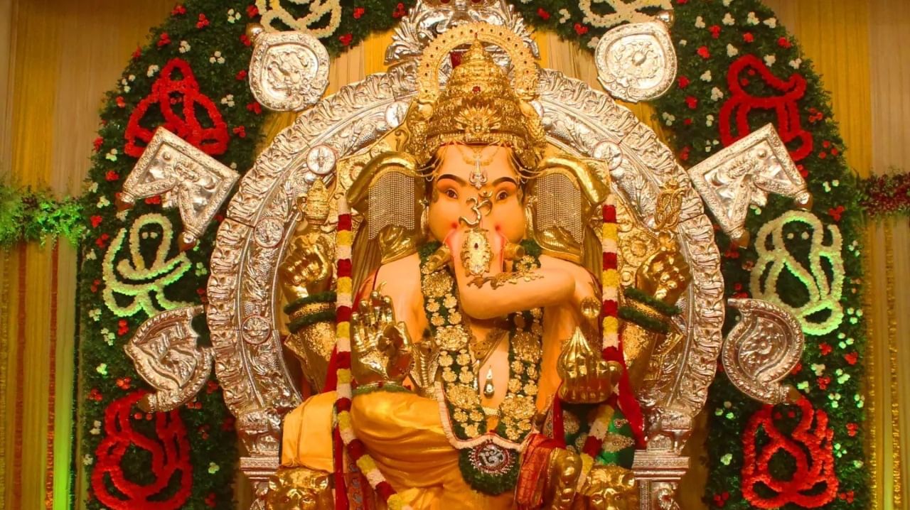 तसेच मंडपातील फर्निचर, संगणक, सीसीटीव्ही, स्कॅनर आणि इतर वस्तूंच्या संरक्षणासाठी ४३ लाख रुपयांचा अतिरिक्त विमा काढण्यात आला आहे. जीएसबी सेवा मंडळाचे अध्यक्ष अमित पै यांनी दिलेल्या माहितीनुसार, "सध्या सोने-चांदीच्या किंमती वाढल्या आहेत. या वाढलेल्या किंमतीमुळे विम्याची रक्कम वाढली आहे. गेल्या वर्षी प्रति १० ग्रॅम सोन्याची किंमत ७७,००० रुपये होती. आता ती १,०२,००० रुपये झाली आहे.