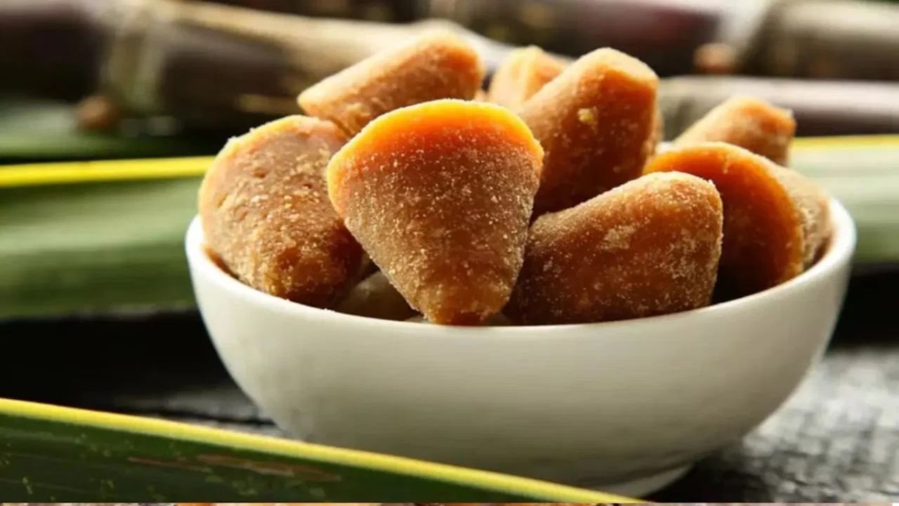  लोक अनेकदा साखरेऐवजी दुधात गूळ घालतात. हा एक आरोग्यदायी पर्याय आहे, परंतु आयुर्वेदात दुधासोबत गूळ खाणे पोटासाठी हानिकारक असल्याचे म्हटले आहे. यामुळे पोटाचे विकार होऊ शततात. 