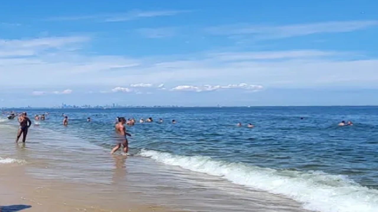 काय बाई… कपडे घालण्याची गरज नाही, कुणीही टोकत नाही, या बीचचं खरं सत्य उघड काय बाई… कपडे घालण्याची गरज नाही, कुणीही टोकत नाही, या बीचचं खरं सत्य उघड