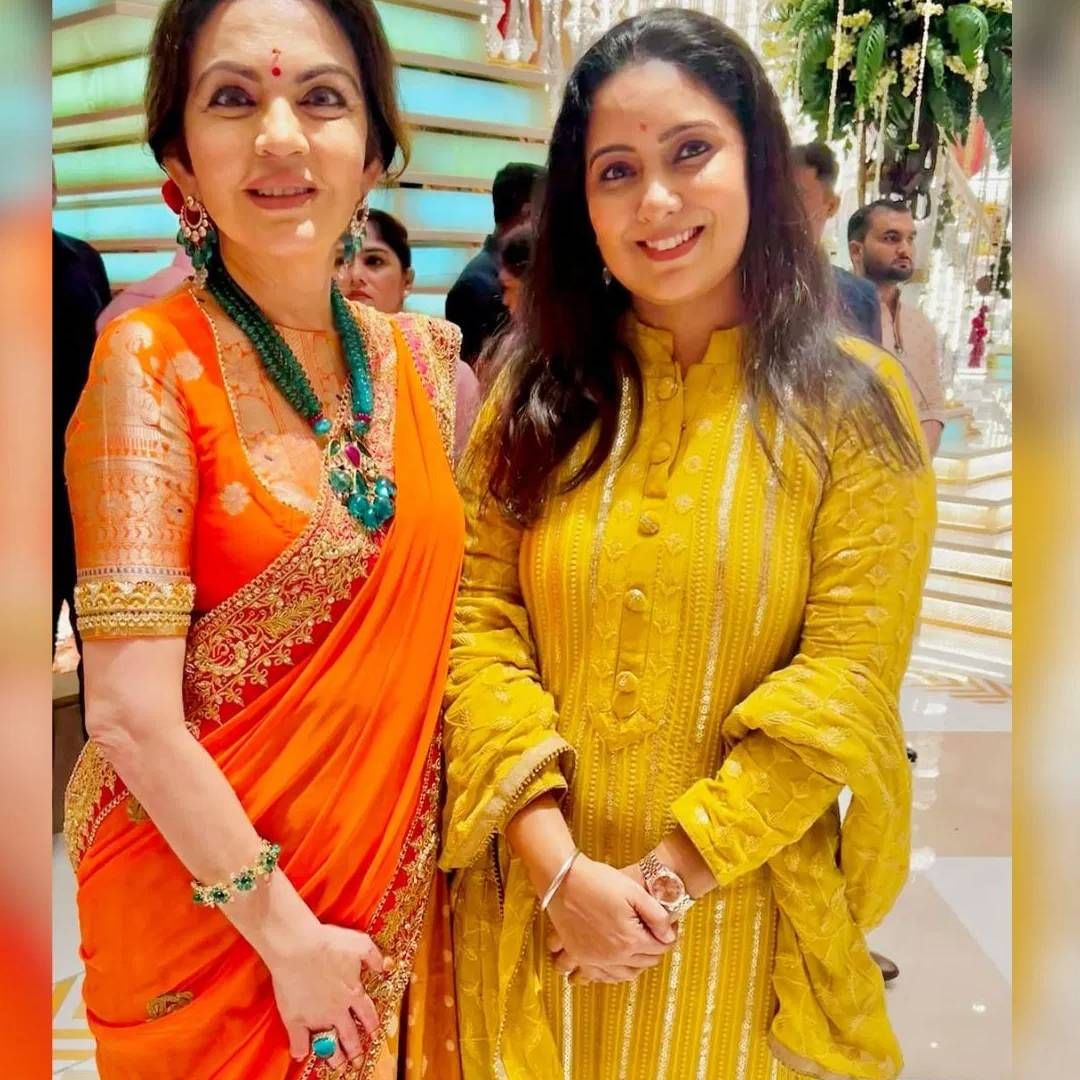 सिंगर हर्षदीप कौर अँटीलियात गणपती बाप्पांचे आशिर्वाद घेण्यासाठी गेलेली. तिथला नीता अंबानींसोबतचा फोटो तिने शेअर केला. या फोटोमध्ये नीता अंबानी यांच्या लूकने सगळ्यांच लक्ष वेधून घेतलं.  नीता अंबानी यांनी भगव्या रंगाची साडी परिधान केली आहे.  ( Credit: harshdeepkaurmusic/Instagram)