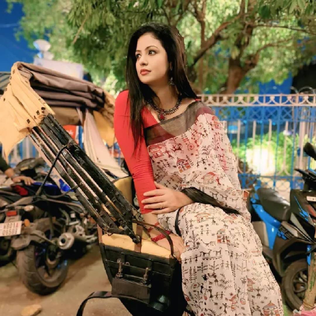 हसीना जहांने आपला नवीन व्हिडिओ इन्स्टाग्रामवर पोस्ट केलाय. मला अशी-तशी मुलगी समजू नका, असं तिने यात म्हटलय. लोक आपल्या अदांनी आग लावतात आणि मी आपल्या बोलण्याने. हसीना जहांच्या या व्हिडिओला फक्त रील्स समजायचं की रील्सच्या बहाण्याने दिलेली धमकी. 