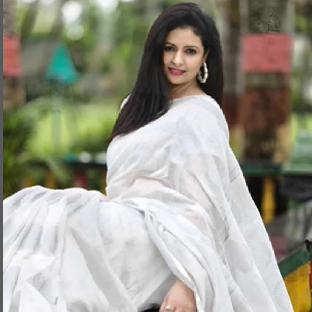 टीम इंडियाचा वेगवान गोलंदाज मोहम्मद शमीची पत्नी हसीन जहां सध्या आपल्या व्हिडिओमुळे चर्चेत आहे. यात तिच्या बोलण्याच्या शैलीमध्ये धमकी आहे. सोशल मीडियावर एक्टिव राहणाऱ्या हसीन जहांने धमकीच्या स्वरात रील्स बनवून इन्स्टाग्रामवर शेअर केलीय.