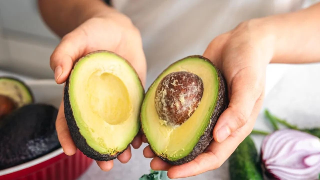 हाडे मजबूत ठेवते – ऍव्होकाडोमध्ये व्हिटॅमिन K, कॅल्शियम व फॉस्फरस असते, जे हाडांच्या मजबुतीसाठी आवश्यक आहेत. फायबरयुक्त असल्यामुळे हे पचन सुधारते आणि बद्धकोष्ठतेपासून आराम देते.