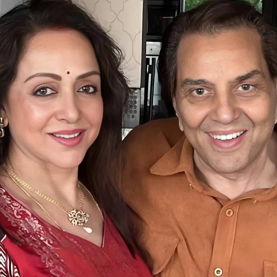 बॉलिवूडमध्ये ही-मॅन म्हणून लोकप्रिय असलेले धर्मेंद्र यांचं पहिलं लग्न प्रकाश कौर यांच्याशी झालं. त्यांनी 1980 साली ड्रीम गर्ल हेमा मालिनीसोबत दुसरं लग्न केलं. हेमा मालिनीच वय 76 वर्षांच आणि धर्मेंद्र 89 वर्षांचे आहेत. हेमा मालिनीपेक्षा ते 13 वर्षांनी मोठे आहेत.