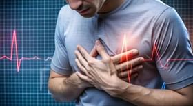 10 वर्षांपूर्वीच दिसतात हार्ट अटॅकची ही लक्षणं, हृदय स्वत:च देते संकेत 10 वर्षांपूर्वीच दिसतात हार्ट अटॅकची ही लक्षणं, हृदय स्वत:च देते संकेत