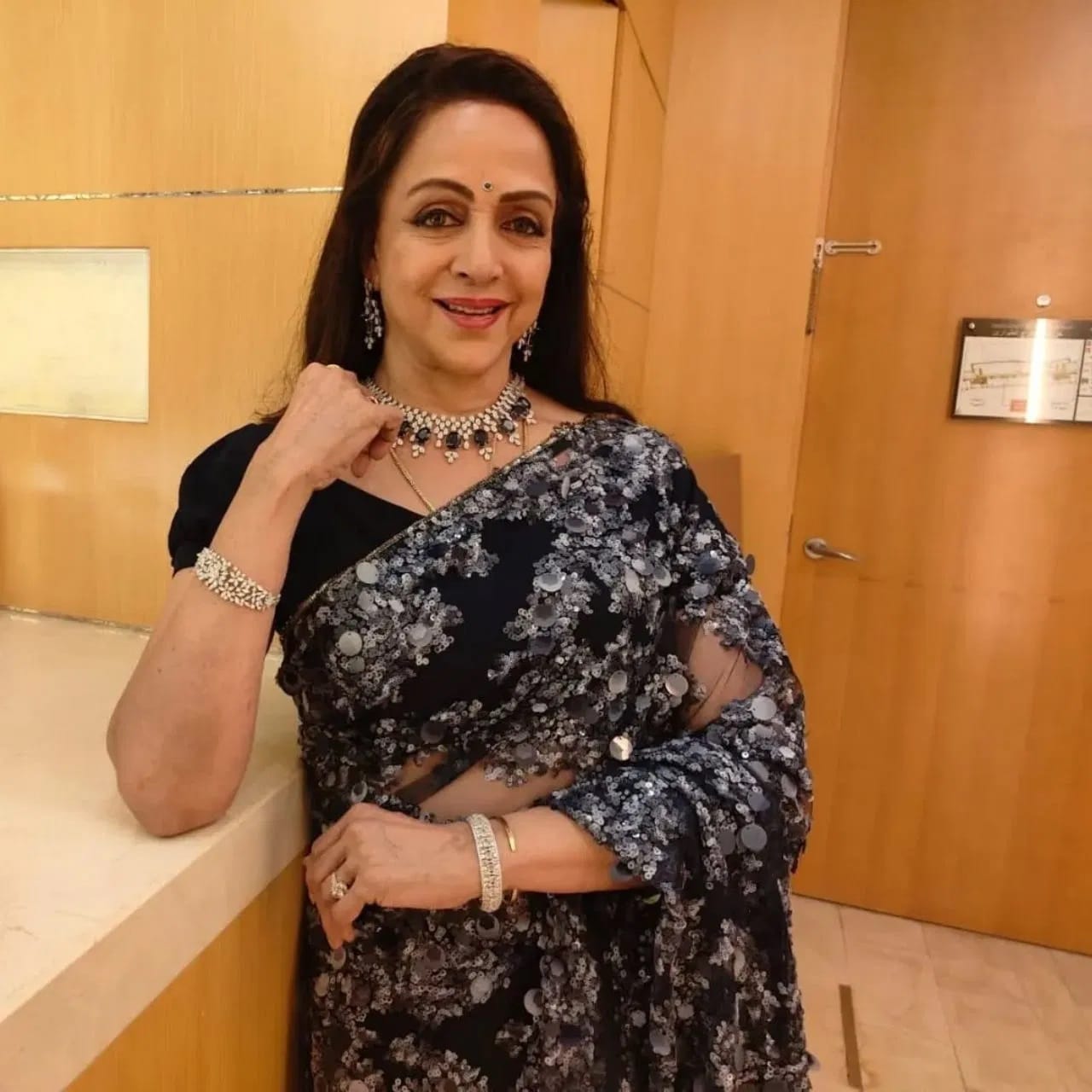 हेमा मालिनी यांनी अलीकडेच गुलाबी रेशमी साडीतील त्यांचा पारंपारिक उत्सवी लूक सोशल मीडियावर शेअर केला आहे. सध्या हेमा मालिनी यांचे काही फोटो सोशल मीडियावर तुफान व्हायरल होत आहेत. 