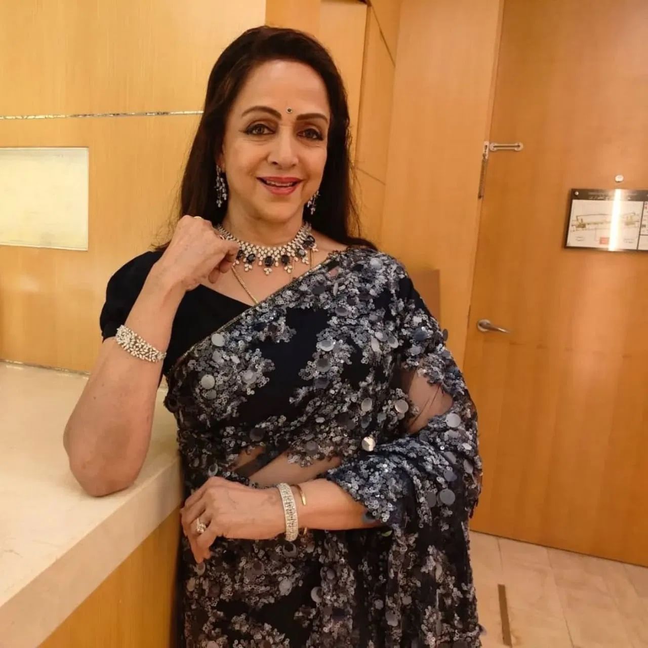 हेमा मालिनी यांनी अलीकडेच गुलाबी रेशमी साडीतील त्यांचा पारंपारिक उत्सवी लूक सोशल मीडियावर शेअर केला आहे. सध्या हेमा मालिनी यांचे काही फोटो सोशल मीडियावर तुफान व्हायरल होत आहेत. 