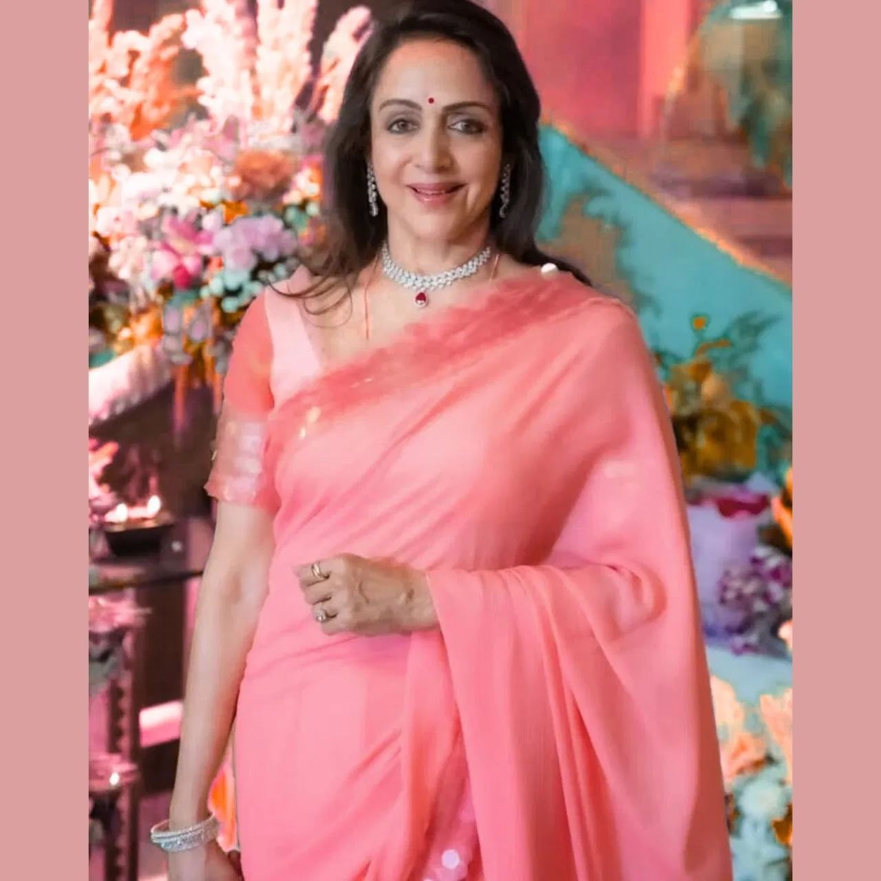 हेमा मालिनी कायम सोशल मीडियावर फोटो पोस्ट करत चाहत्यांना फॅशन गोल्स देत असतात. चाहत्यांना देखील हेमा मालिनी यांचा प्रत्येक लूक आवडतो... 