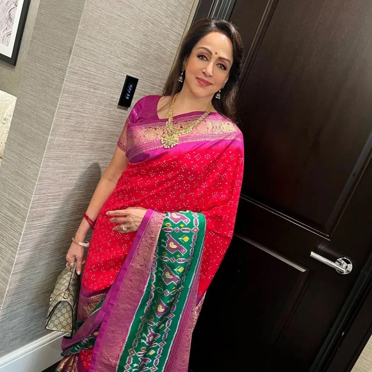 हेमा मालिनी वयाच्या 76 व्या वर्षी देखील सुंदर दिसतात. शिवाय वेगवेगळ्या स्टाईलमध्ये साडी नेसून त्या चाहत्यांना फॅशन गोल्स देत असतात. 