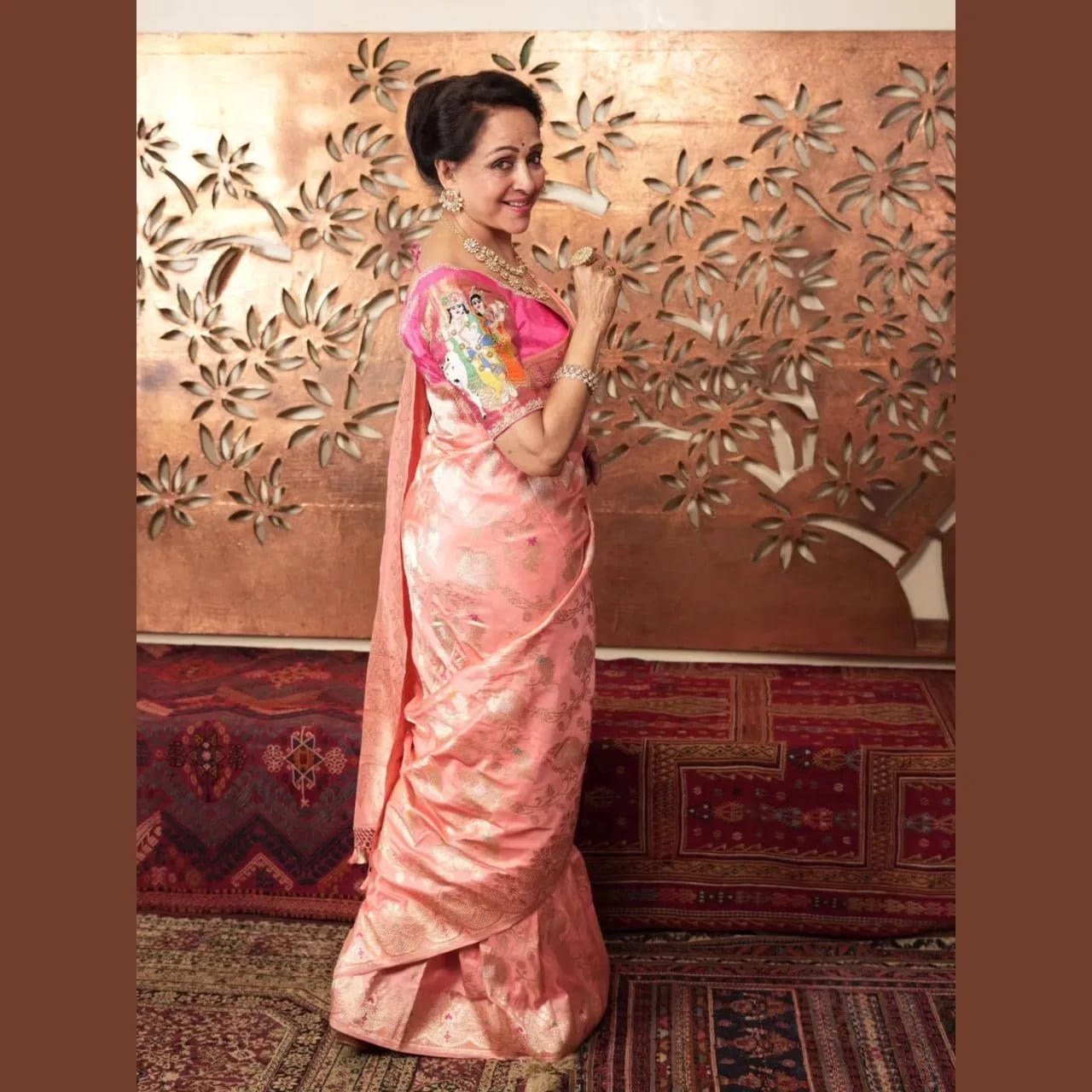 आता गणपती, दसरा, दिवाळी असे सण येणार आहेत. त्यामुळे सुंदर आणि आकर्षक दिसण्यासाठी तुम्ही हेमा मालिनी यांच्यासारखी स्टाईल करु शकता... 