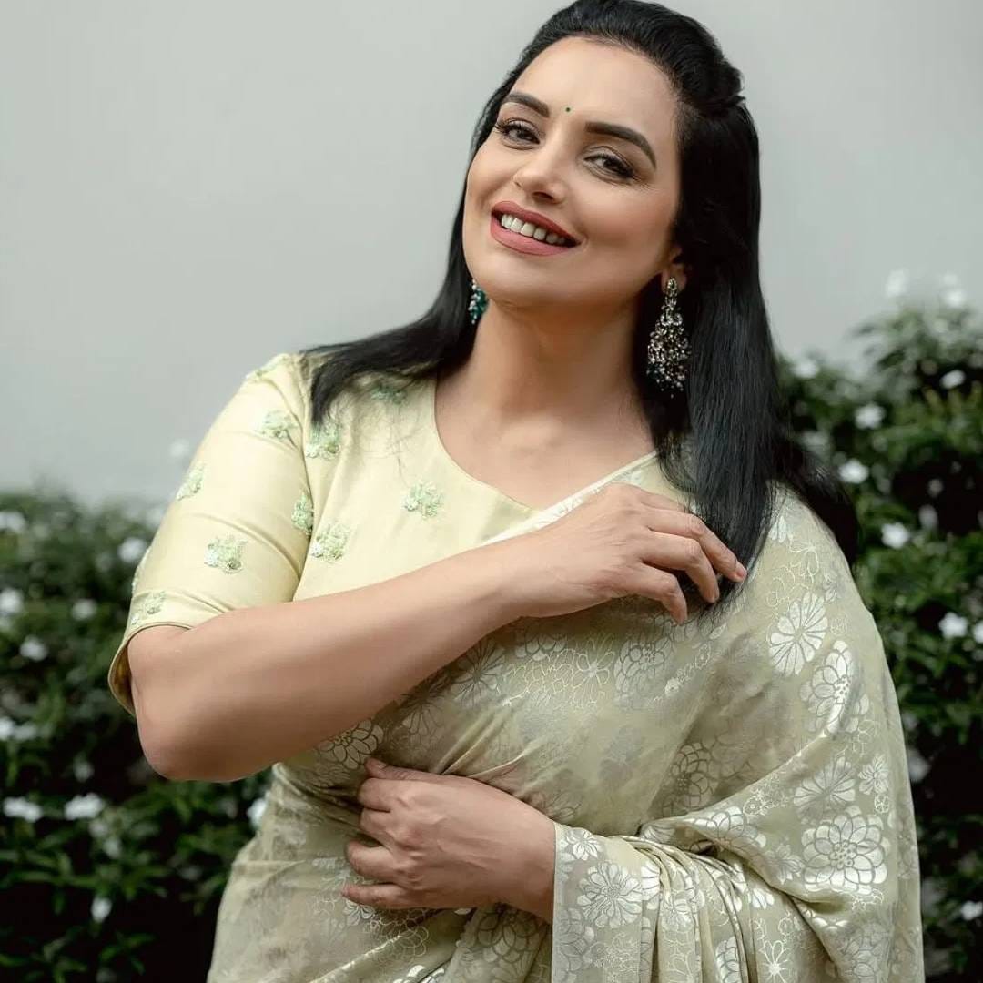 बंधनमध्ये काम करणारी श्वेता याआधी अजय देवगण आणि आमिर खानचा सुपरहिट चित्रपट 'इश्क' मध्ये दिसलेली.  यात हमको तुमसे प्यार है गाण्यामध्ये तिने डान्स केलेला. हे गाणं सुद्धा खूप गाजलेलं.  