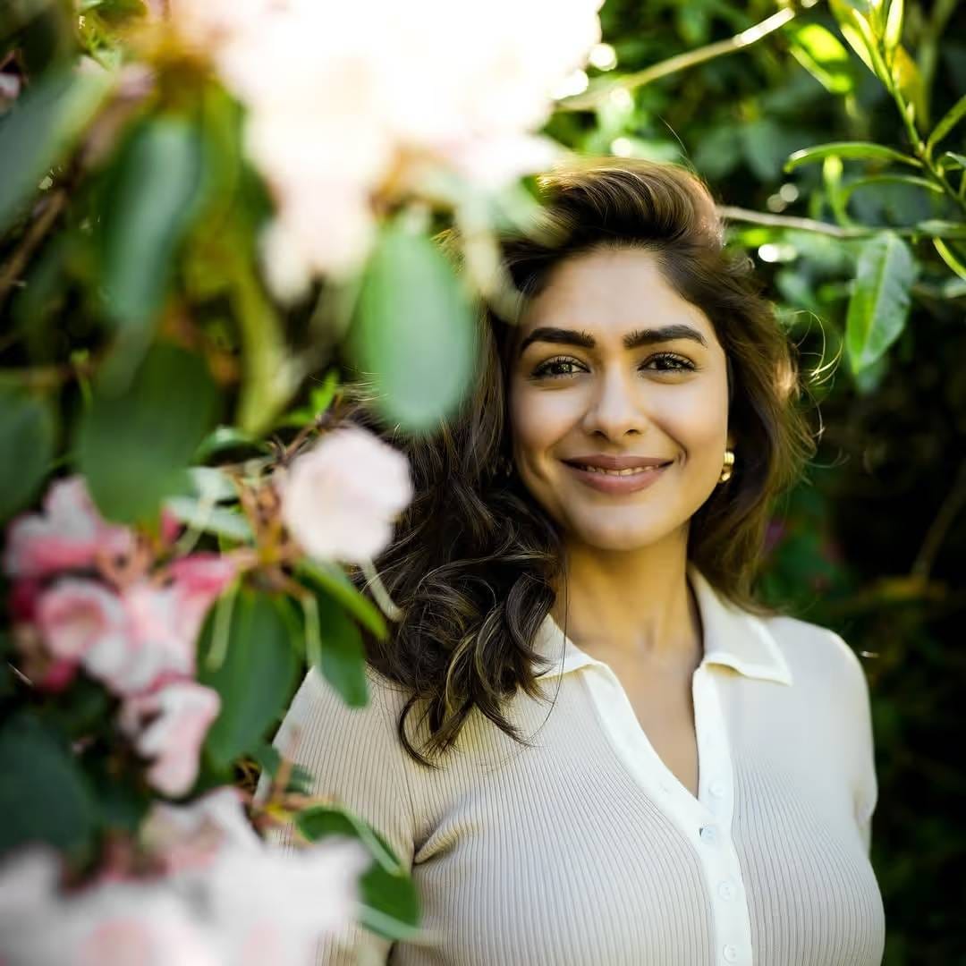 व्हिडिओमध्ये मृणाल बोलताना दिसते, मी बिपाशापेक्षा जास्त सुंदर दिसते. असं म्हटलं जातय की, हा व्हिडिओ मृणालच्या टीव्हीच्या सुरुवातीच्या दिवसांमधला आहे.