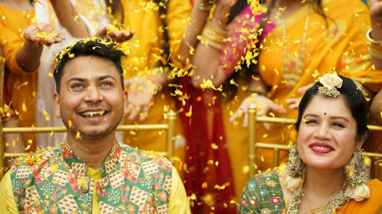 जर तुम्हाला राग आला असेल तर त्या क्षणी शांत राहा. योग्य वेळेची वाट बघा. त्यानंतर समजूतदारपणाने विषय हाताळा. सासूला चुकीचं ठरवण्यापेक्षा समस्येवर उपाय शोधा. नातं एका दिवसात बदलत नाहीत. प्रेम, समजुतदारपणा आणि वेळेच्या मदतीने तुम्ही सगळ्यांच्या मनात जागा बनवू शकता.