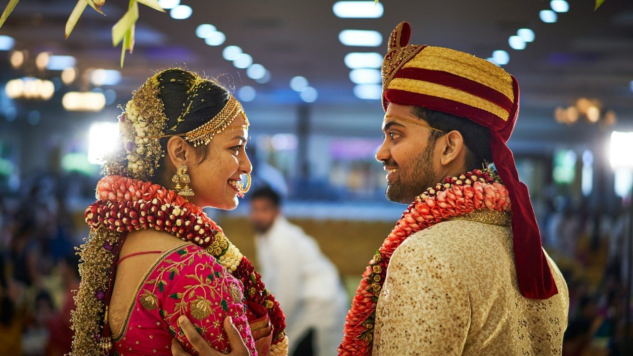 सण, कौटुंबिक कार्यक्रम किंवा घरगुती कार्यक्रमांमध्ये उत्साहाने भाग घ्या. सासूलाही त्यात सामील करा. त्यांच्या आवडीची काळजी घ्या. यामुळे नात्यात गोडवा येईल.