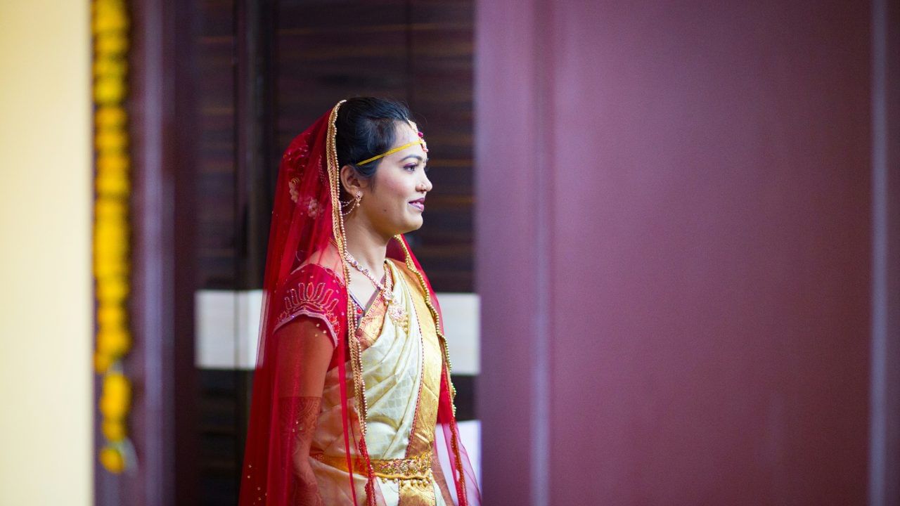 कुटुंबाच्या महत्त्वाच्या निर्णयांमध्ये सासूचा सल्ला घ्या. त्यांची मतं महत्त्वाची आहेत, हे त्यांना जाणवून द्या. यामुळे तुमच्याबद्दल त्यांच्या मनात आदर वाढेल.